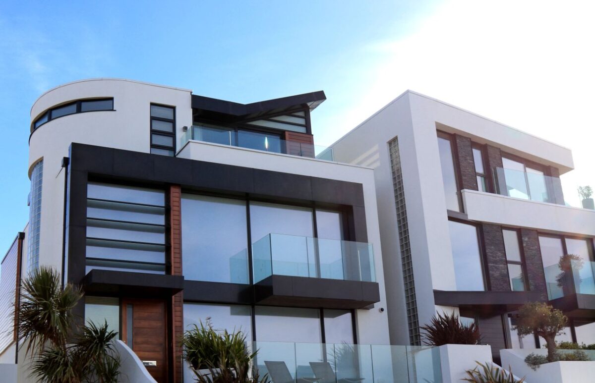 À propos Contemporary luxury home with glass balconies in Poole, UK, showcasing modern architectural design.